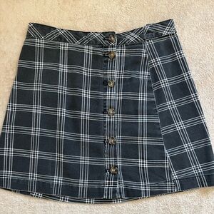 H&M Women's Divided Plaid Black White Tortoise
Buttons Mini A-line Skirt Size 8